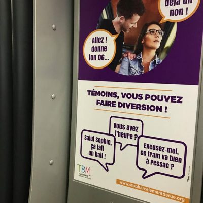 Affiche de TBM dans les tramway visant la réaction des témoins de harcèlement